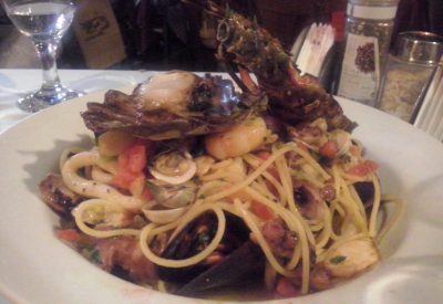 Spaghetti aos frutos do mar com lagosta do Taverna Paradiso em Praia do Forte - Onde Comer em Salvador Blog de Gastronomia