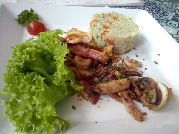 Mix de frutos do mar com cuscuz marroquino no Almoço Executivo do restaurante Martim Pescador - Onde Comer em Salvador Blog de Gastronomia