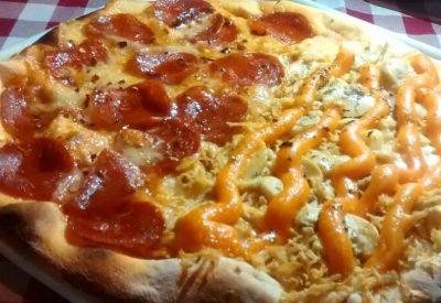 Pizza de Frango com Cheddar e Pepperoni com mel e pimenta calabresa da Fratello Pizzaria - Onde Comer em Salvador Blog de Gastronomia