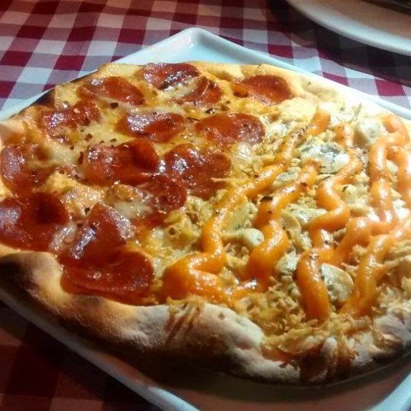 Pizza de Frango com Cheddar e Pepperoni com mel e pimenta calabresa da Fratello Pizzaria - Onde Comer em Salvador Blog de Gastronomia