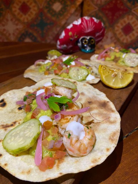 Trio Acapulco: trio de tacos recheados com lula grelhada, camarão salteado e peixe empanado